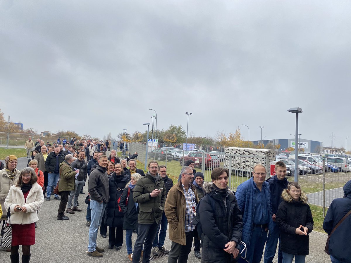 Schlange, Schlange, Schlange zur Büchermesse Seitenwechsel. Draußen toben einige rotgrüne Antifas vor Wut. Aber die Mehrheit ist bei den klugen und demokratischen Lesern.