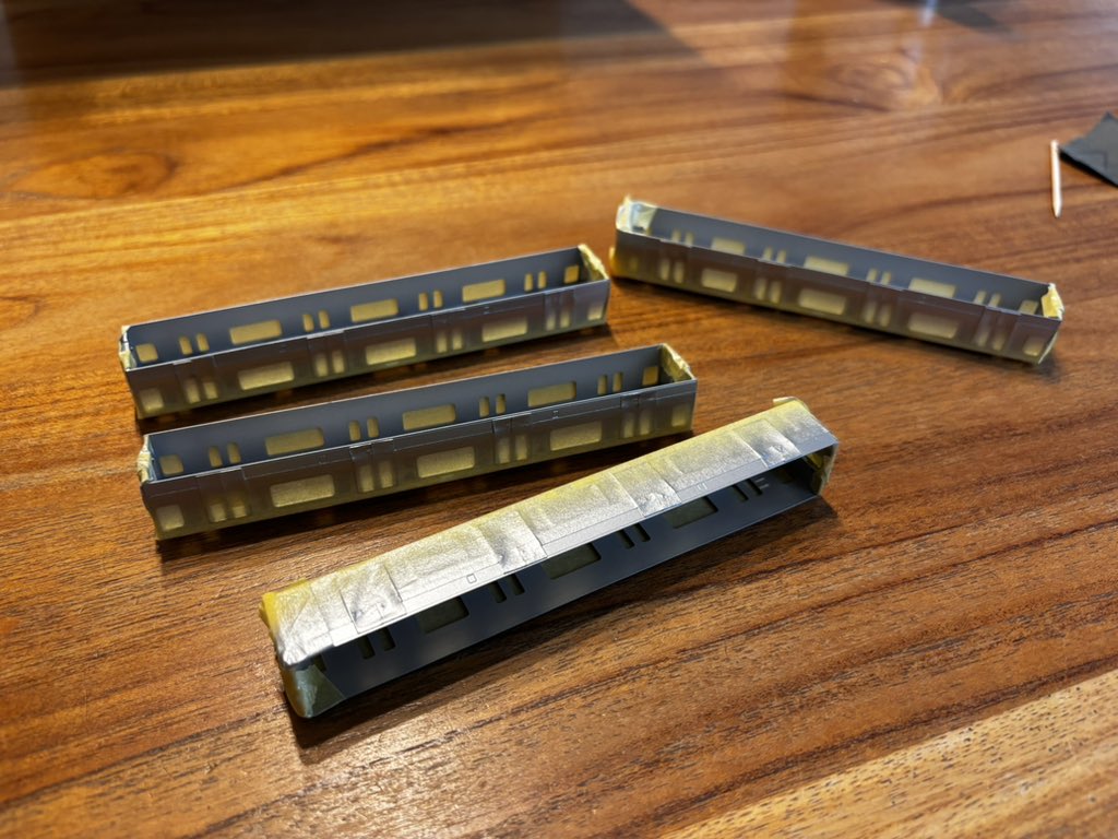 1D5Iw2gcSfdmg4z's tweet image. TOMIXの209系500番台をお安く入手出来たので、やりたかった事第二弾。いつもの銀塗り分けに加えて顔も銀に塗ってE231に化けてもらいます