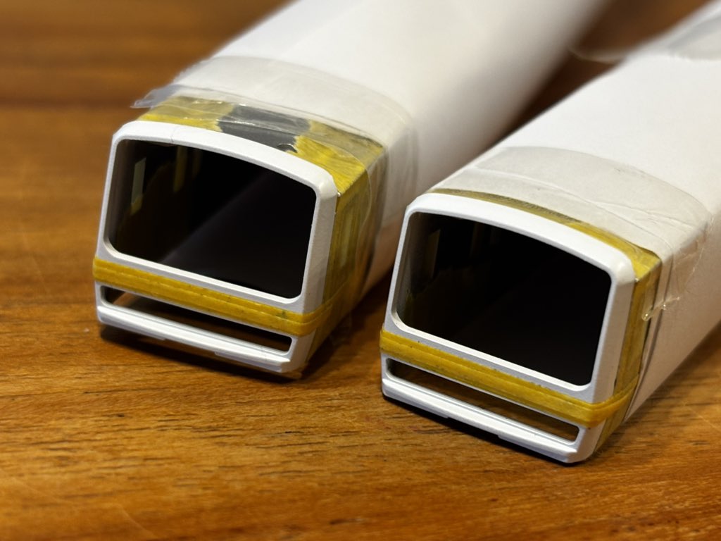 1D5Iw2gcSfdmg4z's tweet image. TOMIXの209系500番台をお安く入手出来たので、やりたかった事第二弾。いつもの銀塗り分けに加えて顔も銀に塗ってE231に化けてもらいます