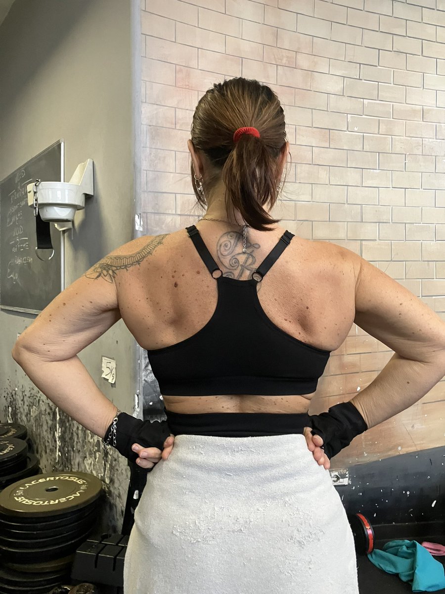 Mi hanno detto: senza i carboidrati i tuoi muscoli non cresceranno… Io, a 53 anni dopo un anno senza carboidrati 💪🏻💪🏻 Per qualcuno sembrerò un uomo, ma a me non interessa, sto bene e mi sento forte!! 👍🏼