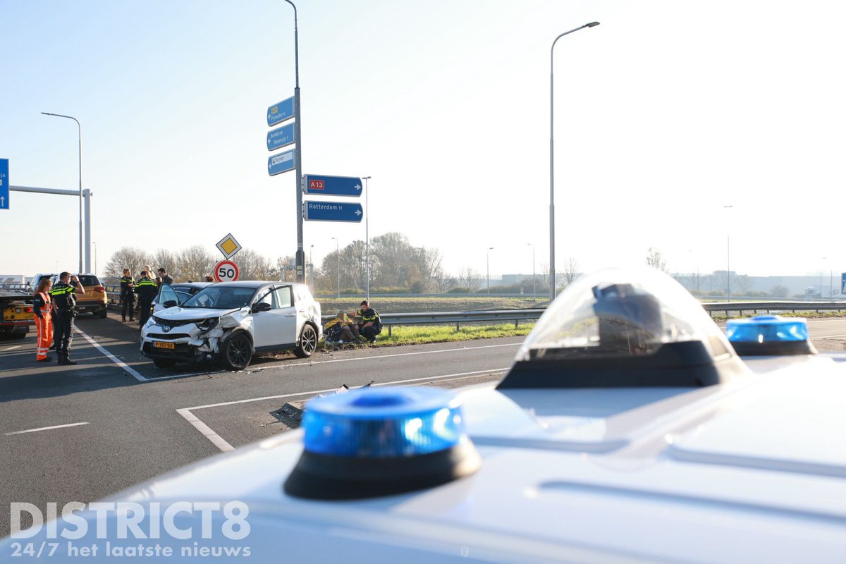 RedactieD8's tweet photo. Opnieuw raak op het #Kruithuisplein #N470 bij #Delft. Twee voertuigen kwamen op het bekende kruispunt met elkaar in botsing met veel schade tot gevolg. Één persoon wordt nagekeken in de ambulance, door de afsluiting wel veel verkeershinder rondom het ongeval. https://t.co/CFdZmfHOT6