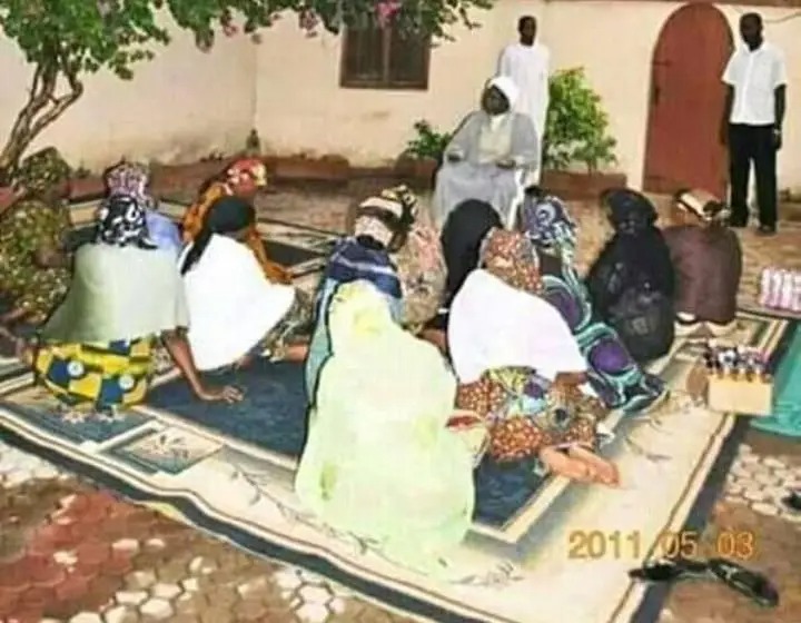 Realyaseer's tweet photo. Trow Back: A picture of Christians in Nigeria, expressing their gratitude to Sheikh Zakzaky (H), for giving them shelter after been assaulted by thugs during the 2011 General Election in Zaria Kaduna State, Nigeria.

Sheikh Zakzaky is a symbol of peace and unity. #Islamic https://t.co/CSaMhC2vCt