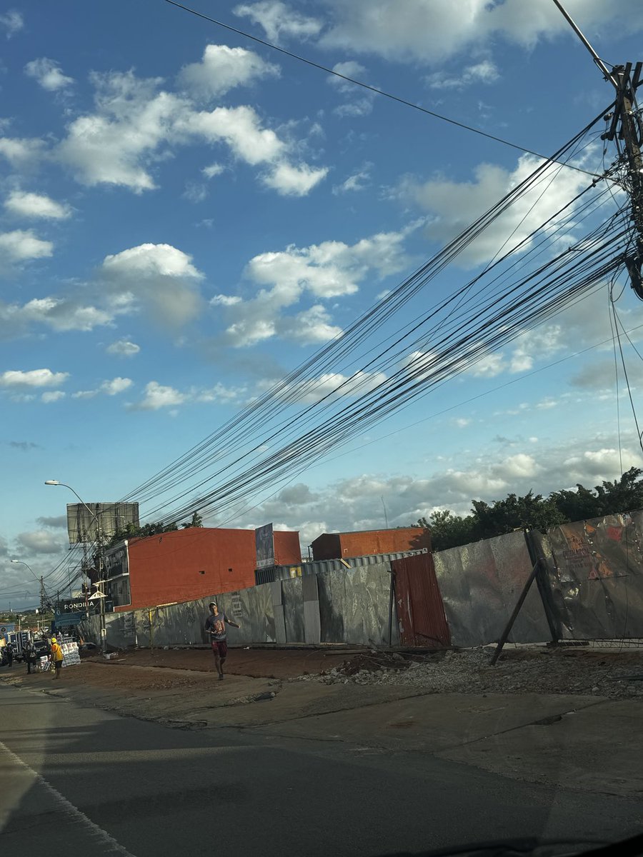 jose369100's tweet photo. Sería bueno que el grupo AJ.VIERCI por lo menos mande arreglar la vereda de su predio que está en plena ciudad de Capiatá.  ⁦@TelefuturoInfo⁩ ⁦@GrupoVierci⁩ https://t.co/sDihuYNCVb