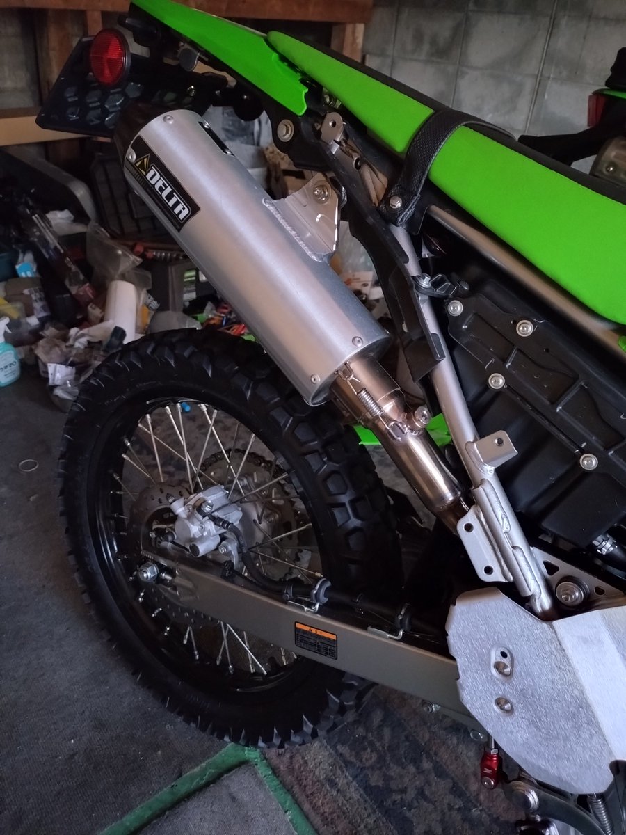 initial33a's tweet image. ふっふっふ・・・
ついに❗️
KLX230Sのマフラーを交換だっ✌
5.1kgが2.3kgとなり、3kg近い軽量化。
やっぱノーマルは重かった。
軽くなったの分かります✌
ついでにチタンボルトにしてやりました😀😀
