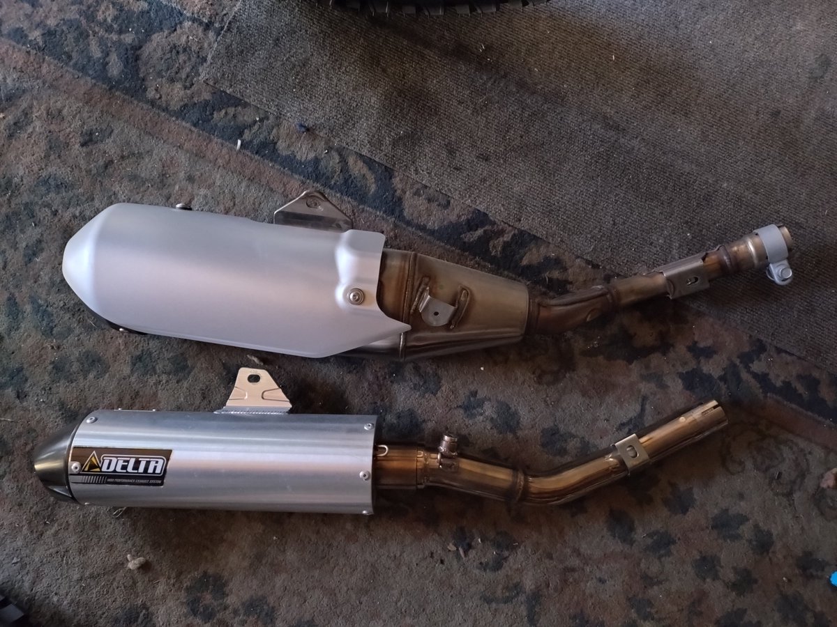 initial33a's tweet image. ふっふっふ・・・
ついに❗️
KLX230Sのマフラーを交換だっ✌
5.1kgが2.3kgとなり、3kg近い軽量化。
やっぱノーマルは重かった。
軽くなったの分かります✌
ついでにチタンボルトにしてやりました😀😀