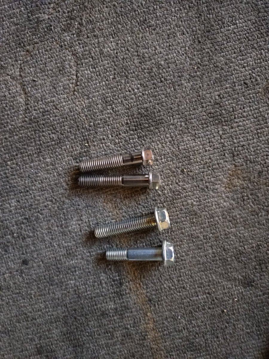 initial33a's tweet image. ふっふっふ・・・
ついに❗️
KLX230Sのマフラーを交換だっ✌
5.1kgが2.3kgとなり、3kg近い軽量化。
やっぱノーマルは重かった。
軽くなったの分かります✌
ついでにチタンボルトにしてやりました😀😀