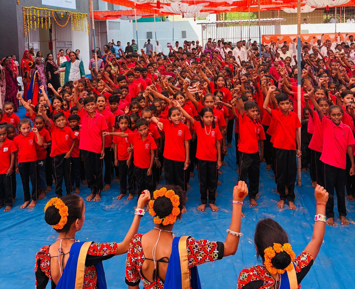 InfoAnandGoG's tweet photo. આંકલાવ તાલુકાના ચમારા પ્રાથમિક શાળા ખાતે રૂપિયા ૧.૪૦ કરોડના ખર્ચે નવ નિર્મિત ૧૧ વર્ગખંડોનું કરાયું લોકાર્પણ

#anand #lokaparn @CMOGuj @InfoGujarat @CollectorAnd @MyAnandMyANMC @DDO_Anand https://t.co/PAJSC1gsvY