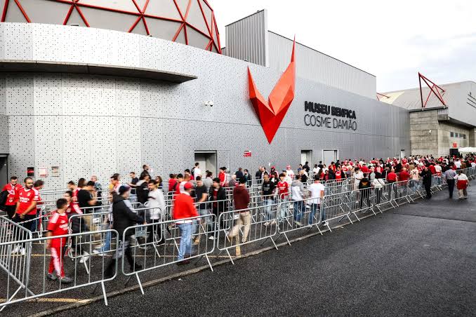 Dito há momentos por um sócio à espera de votar "O Benfica ganha sempre. Pode não ser o melhor, mas é o maior"

Isto JAMAIS deveria ser o discurso de um benfiquista. O Benfica deverá ser sempre o maior e lutar para ser sempre o melhor. 
A quem vai votar hoje: Sejam Benfica!!