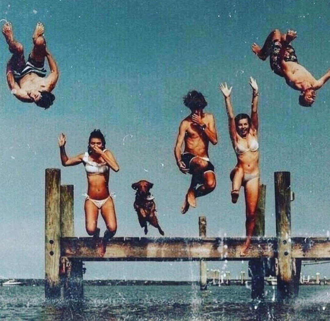 ¿Cuánto tiempo es para siempre?
A veces, sólo un segundo 
Alicia en el país de las maravillas
Feliz sábado bonic@s 🤗