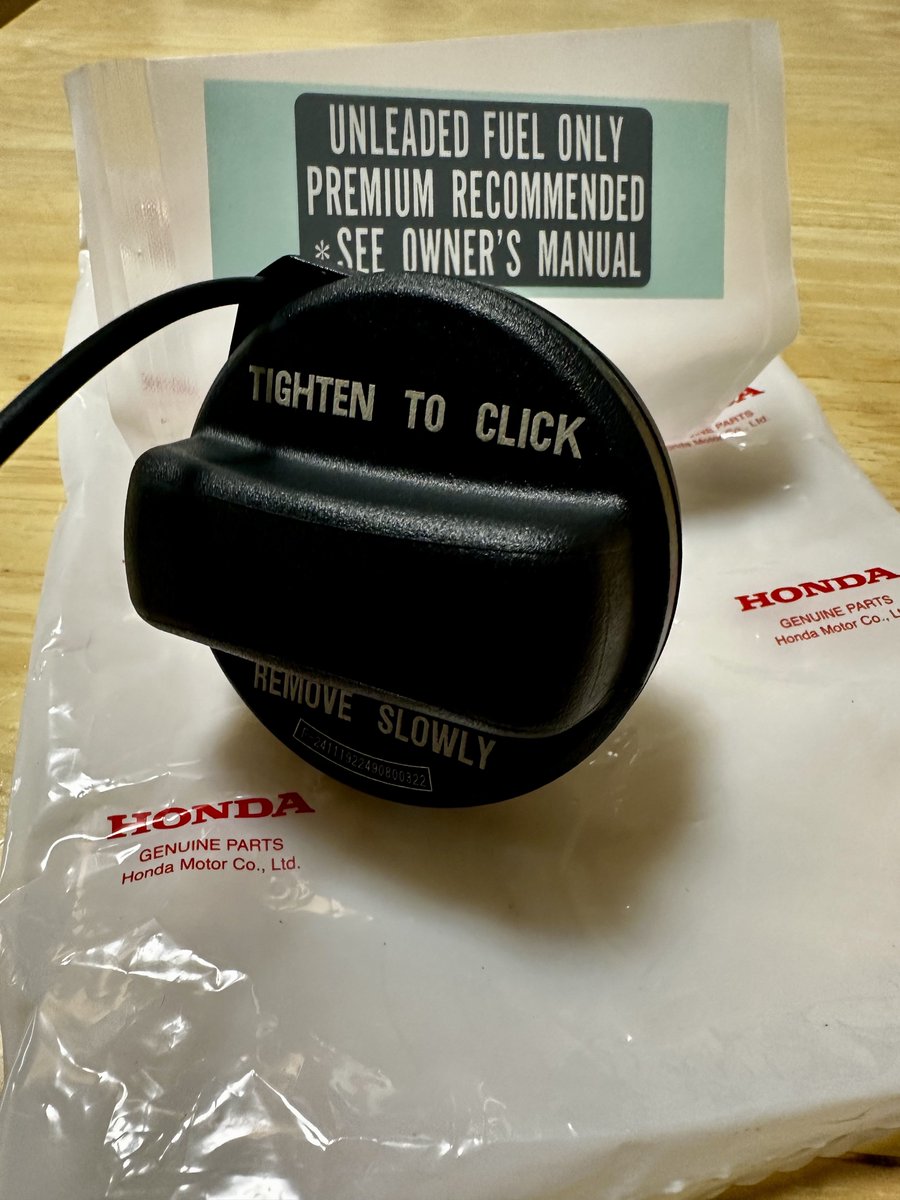 10Yuip's tweet image. こちらも売ります
アコードCU CW US純正パーツ

後期？サンバイザー　3万円
サイドミラー左右セット　1.5万円
ガスキャップ（後ろのコーションは付きません）　3000円