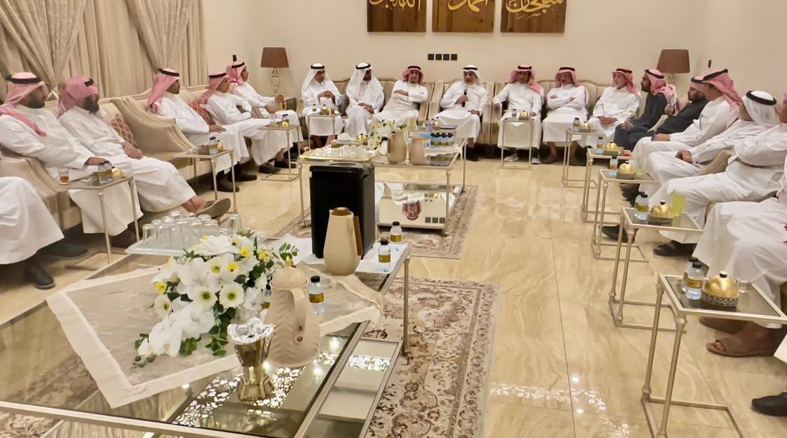 ncfbKSA's tweet photo. استضاف المهندس م. عبدالرحمن الغرير لقاء "الديوانية" للمركز الوطني للمنشآت العائلية في عنيزة بمنطقة القصيم، حيث تحدث معالي رئيس مجلس الادارة الدكتور غسان السليمان عن استدامة المنشآت العائلية والخدمات التي يقدمها المركز لهذه المنشآت، وذلك بحضور نخبة من رجال الأعمال في المنطقة الذين ساهموا في اثراء النقاش واستعراض تجاربهم.
