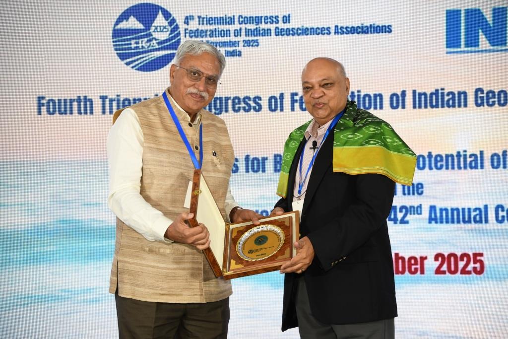 🌊 Plenary Talk by Dr. Avijit Gangopadhyay, Commonwealth Professor, Department of Estuarine and Ocean Sciences, School for Marine Science and Technology, University of Massachusetts Dartmouth.

#FIGA2025 #INCOIS #MoES #OceanScience #MarineTechnology #Sustainability <a href="/moesgoi/">MoES GoI</a>