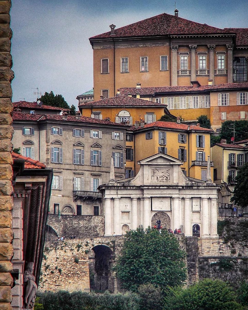 Lavoro e giusta retribuzione nella Costituzione italiana. 
Oggi al #PaoloSarpi di Bergamo per un incontro con gli studenti del percorso giuridico-economico. Al link che segue il testo della Carta costituzionale conservato presso l'Archivio storico della Presidenza della