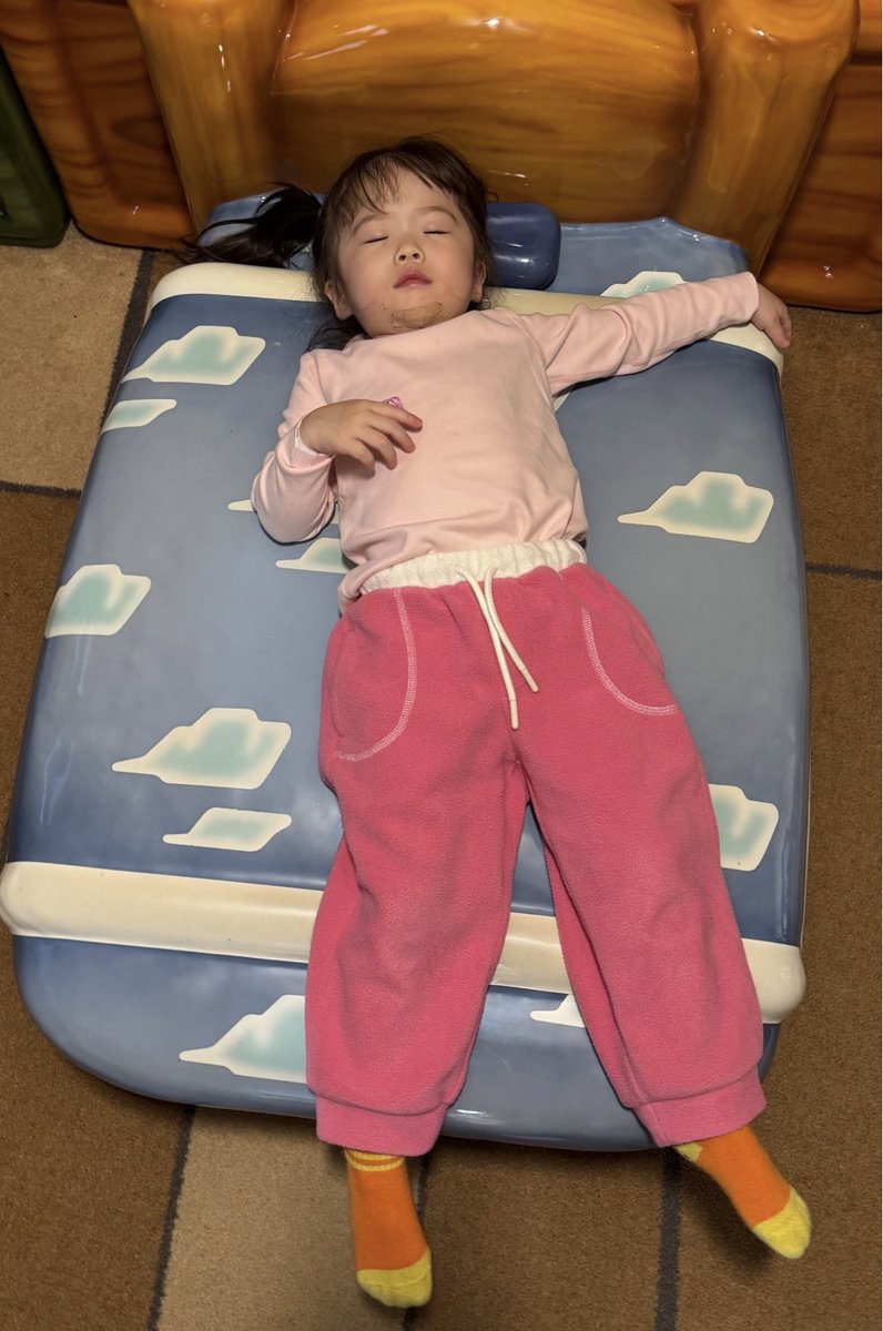 이현이 봐.. 뽀로로 침대에 누워있어 아가야 아가🥺