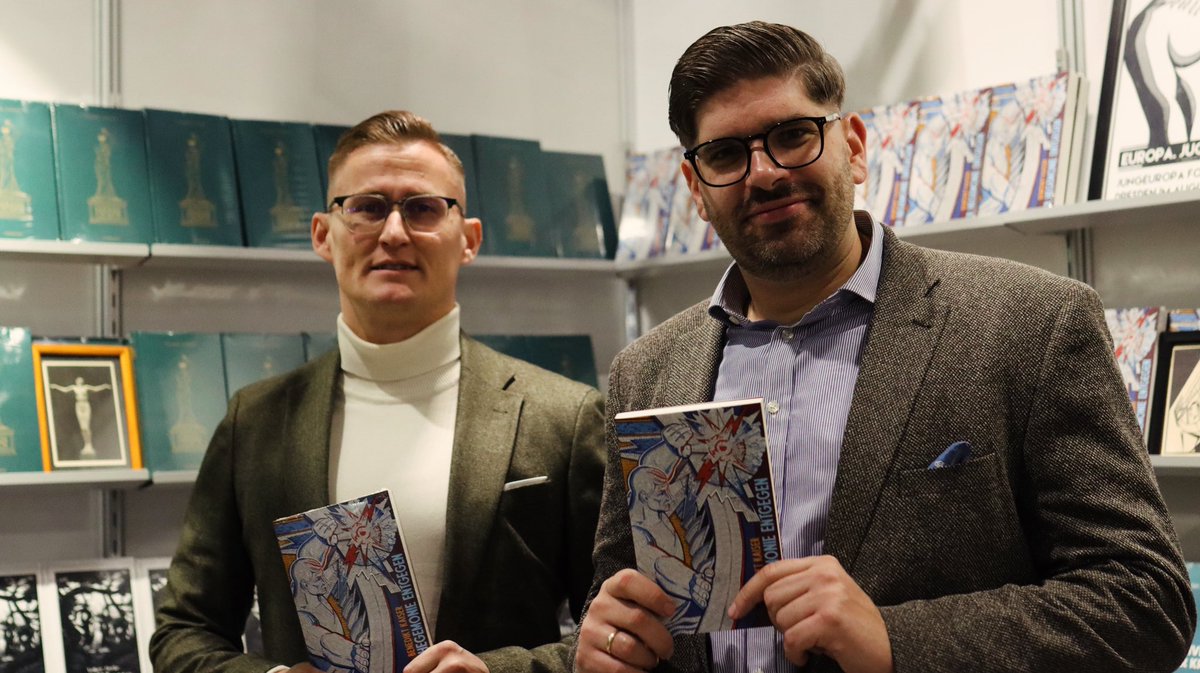 Benedetto Kaiser ist eingetroffen – und hält zum ersten Mal sein Buch in der Hand. Ach ja: Messe gestartet!