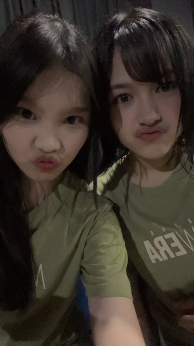 Giaa_JKT48's tweet photo. yesss ci nina (foto kedua kesilauan) @Nachia_JKT48 https://t.co/7ahl3Y8D96
