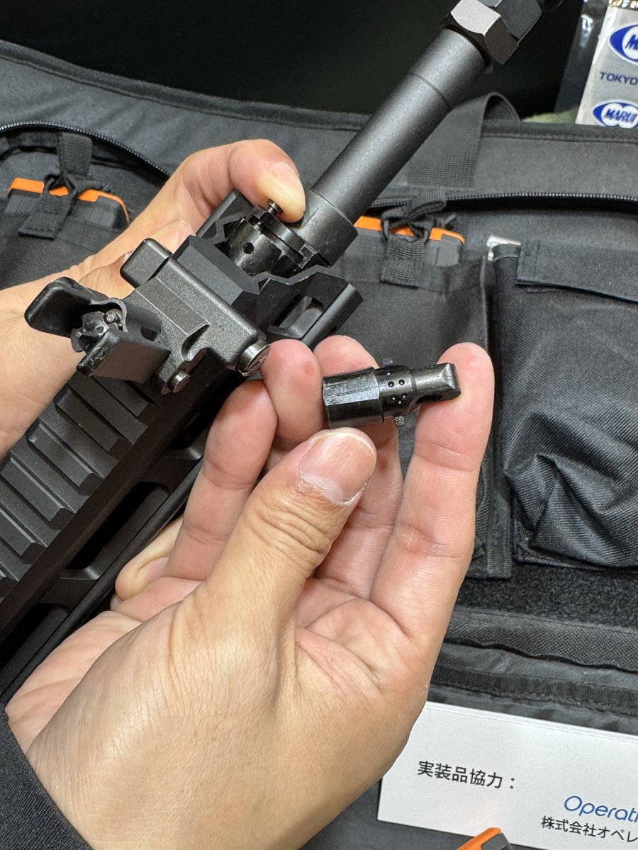 #マルフェス で展示された20式の市街地訓練教材はホント実物そっくりです。
ガスブローバックガンなのに規制子が外せちゃうとか、リコイルスプリング形状とか、アレコレ😌
ちなみにグリップとストックは明るめのOD、弾倉と握把の底面はオレンジ…リトアモであえて訓練銃を再現したい方に届けこの写真！