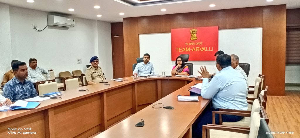 ખરીફ ૨૦૨૫-૨૦૨૬ પાક મગફળી, મગ, અડદ અને સોયાબીનની ટેકાના ભાવે ખરીદી અંતર્ગત જિલ્લામાં આગામી APMC કેન્દ્રો પર ખરીદી પ્રક્રિયા સંદર્ભે ખેડૂતો માટે મેસેજ પ્રક્રિયાથી લઈને સ્થળ પર પાક પહોંચાડવા સુધીની જરૂરી વ્યવસ્થા બાબતે વિગતે સમીક્ષા કરવામાં આવી.
<a href="/CMOGuj/">CMO Gujarat</a> <a href="/GujAgriDept/">Gujarat Agriculture, Farmer Welfare & Co-op. Dept.</a> <a href="/revenuegujarat/">Revenue Dep. Gujarat</a>