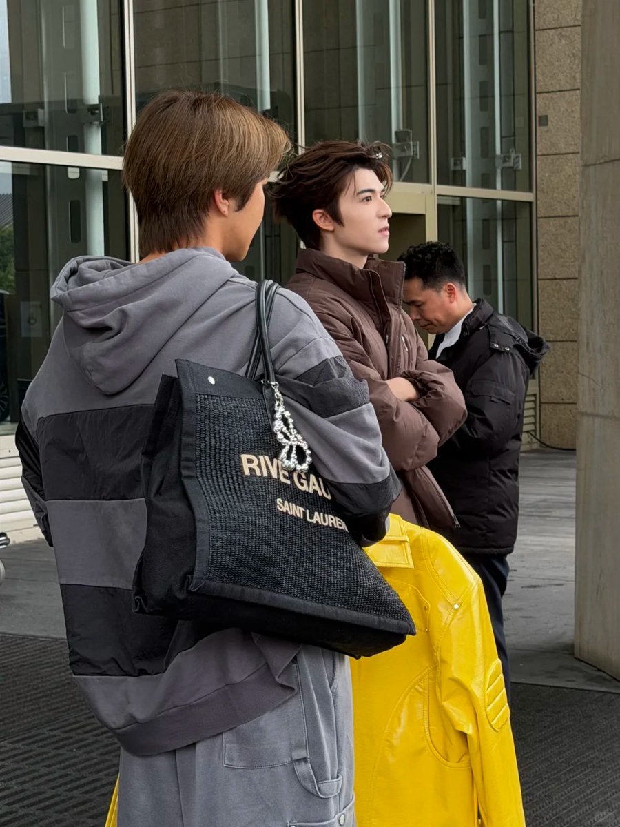 เจ้าของโพสยืนรอรถมารับก็หันไปเจอหนุ่มหล่อมายืนข้างๆ มองชัดๆเลยจำได้ว่าคือหยิ่นฮ่าวอวี่จาก 回魂计 

กล้องสดหล่อมากกกกกก เครื่องหน้าพุ่งสุดๆ

YINHAOYU x SODA MUSIC🥤
#SodaMusicFestxPatrick
<a href="/patrick_pppat/">Patrick</a>
#แพทริค #PatrickFinkler