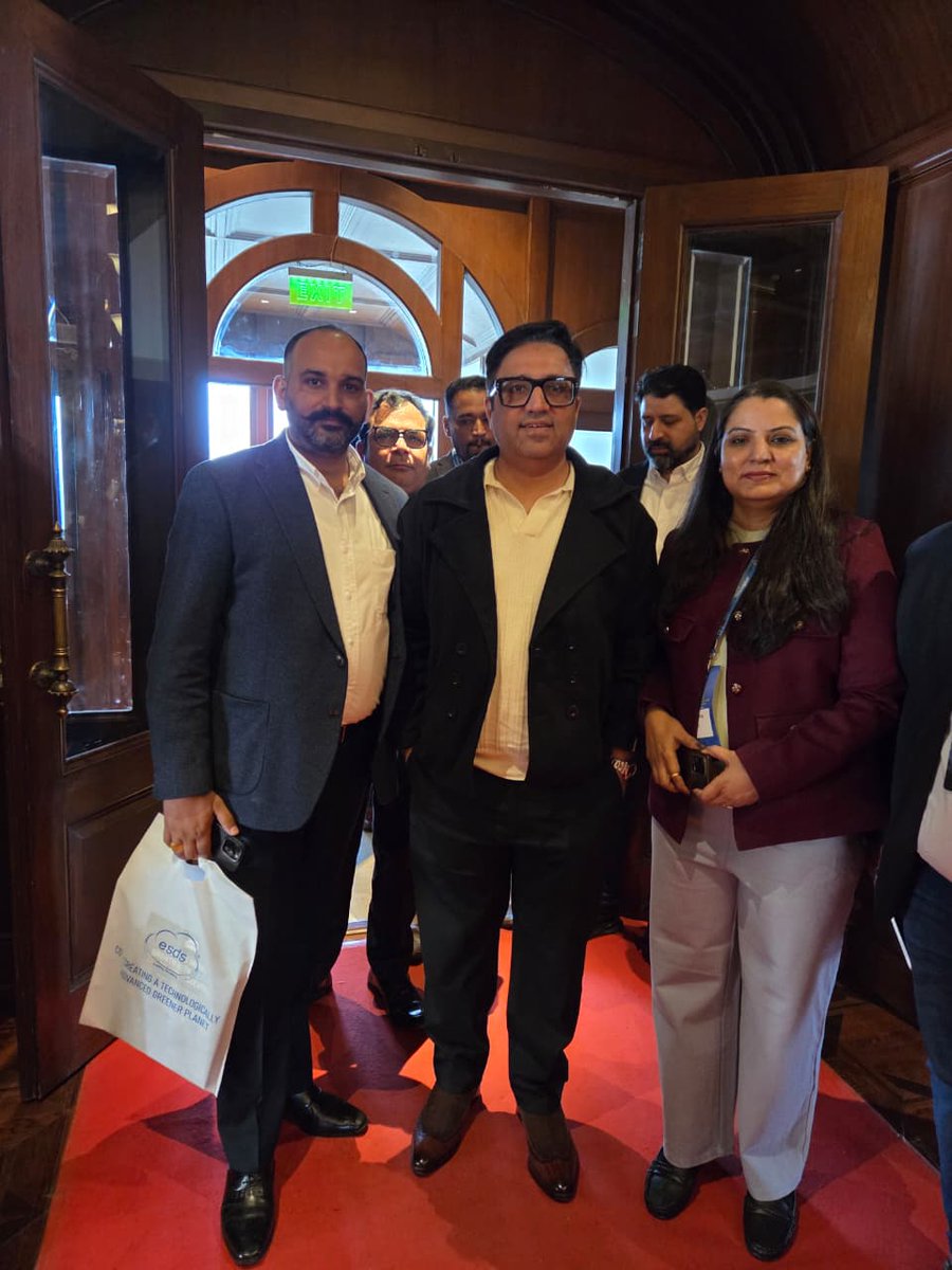 ESDSDataCenter's tweet image. Team ESDS alongside Ashneer Grover at #CIOHorizon2025, Mussoorie, among India’s brightest minds driving innovation and enterprise transformation.