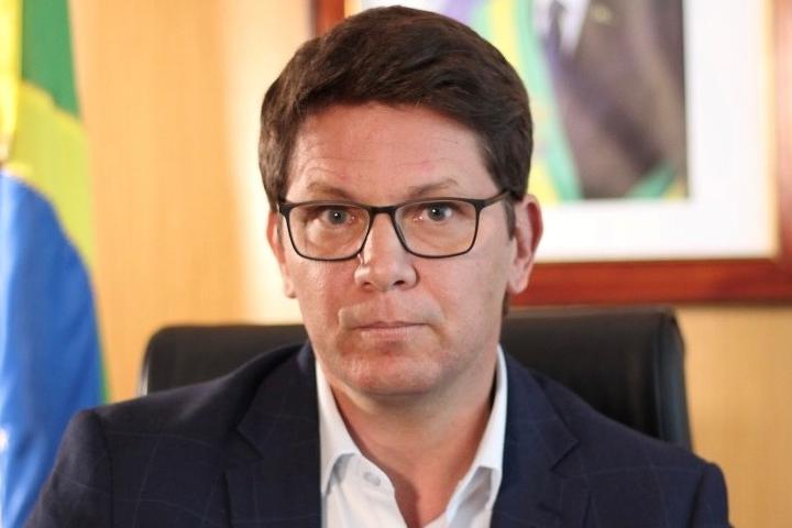 Duas pessoas que eu admiro muito  na política e que não me decepcionaram: 
<a href="/mfriasoficial/">MarioFrias</a> <a href="/apropriajulia/">Júlia Zanatta</a> .
#CarlosBolsonaroSenador