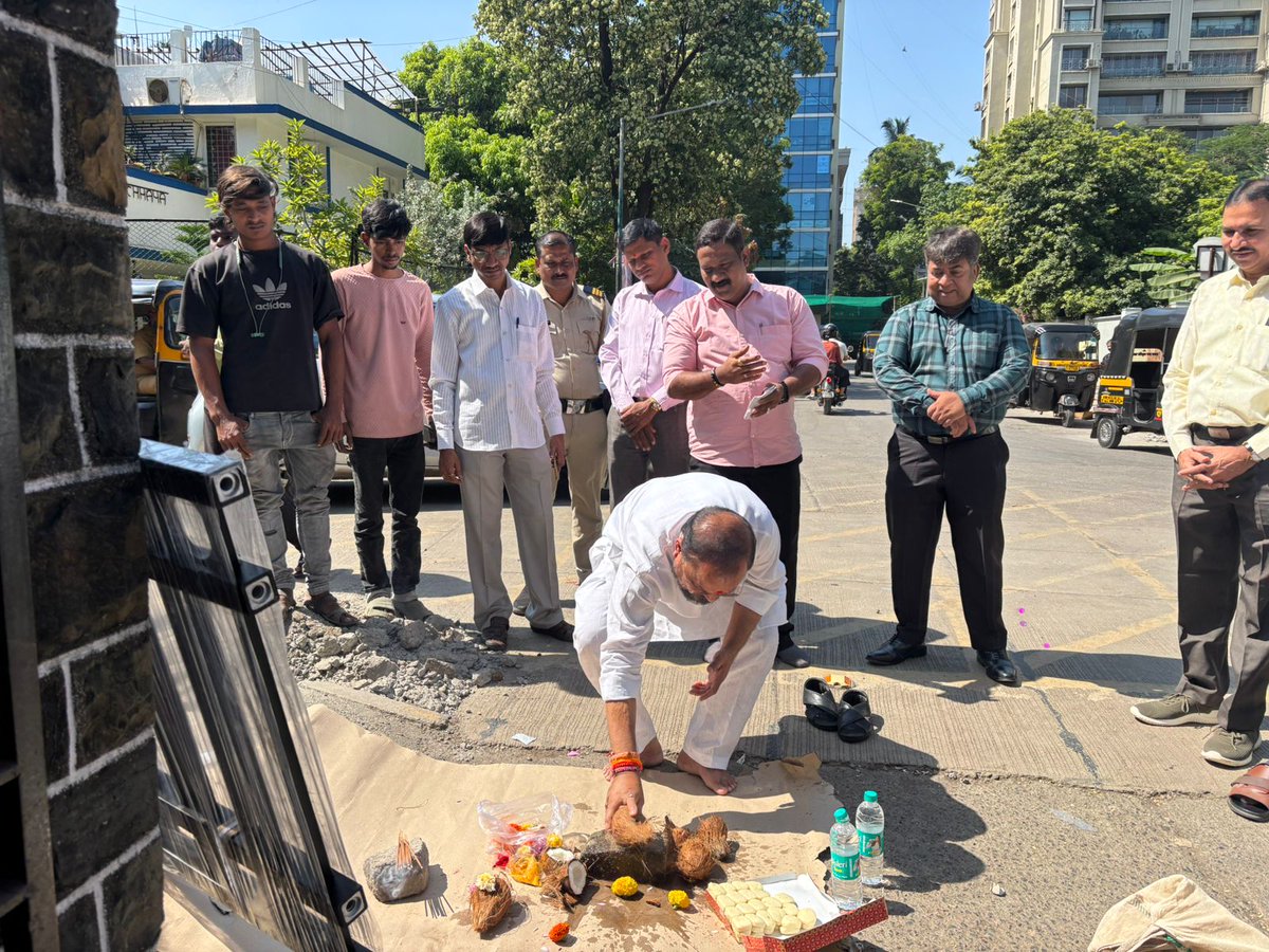 TukaramKate's tweet image. आज चेंबूर मधील रोड क्र. १०, OLPS शाळेजवळील फूटपाथ रेलिंगच्या कामाचा शुभारंभ माझ्या हस्ते करण्यात आला. 

#tukaramkate #ChemburDevelopment #RoadSafety #FootpathRailings #PublicSafetyFirst #SchoolZoneSafety #StudentSafety #InfrastructureDevelopment #Chembur