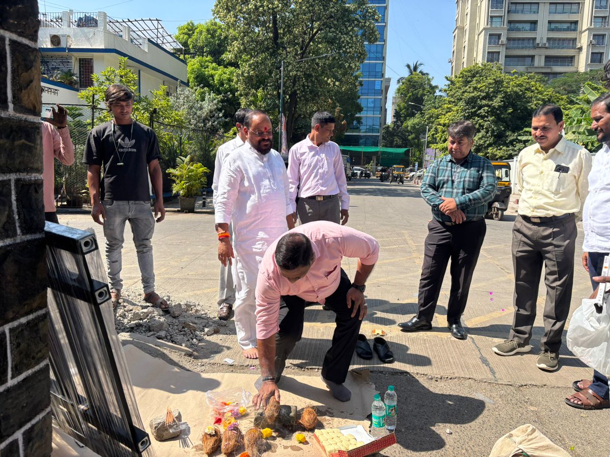 TukaramKate's tweet image. आज चेंबूर मधील रोड क्र. १०, OLPS शाळेजवळील फूटपाथ रेलिंगच्या कामाचा शुभारंभ माझ्या हस्ते करण्यात आला. 

#tukaramkate #ChemburDevelopment #RoadSafety #FootpathRailings #PublicSafetyFirst #SchoolZoneSafety #StudentSafety #InfrastructureDevelopment #Chembur