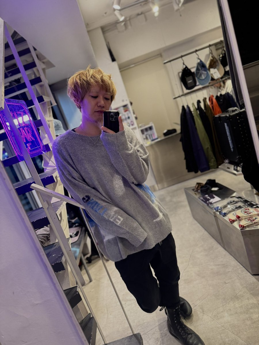 おにゅーのニットGET。

今年はゆるっとダラっと着たくてこんな感じで選んでみたけどカラーもサイズもいい感じ。

良き良き。

気づけば今年もそんな季節がやってきたなぁ。

🔗 v-store.jp/new