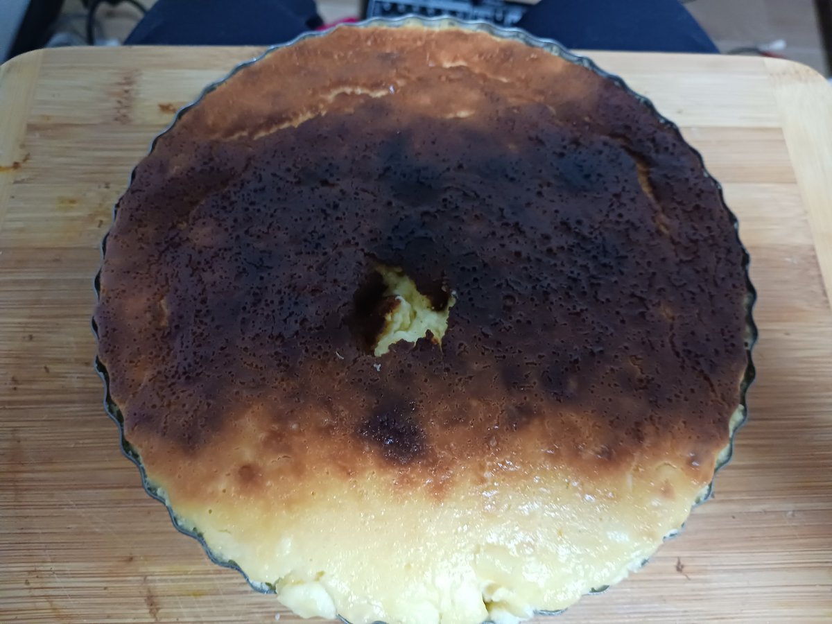 rainbowsummer9's tweet image. チーズケーキ焼いたけど焦げすぎ？