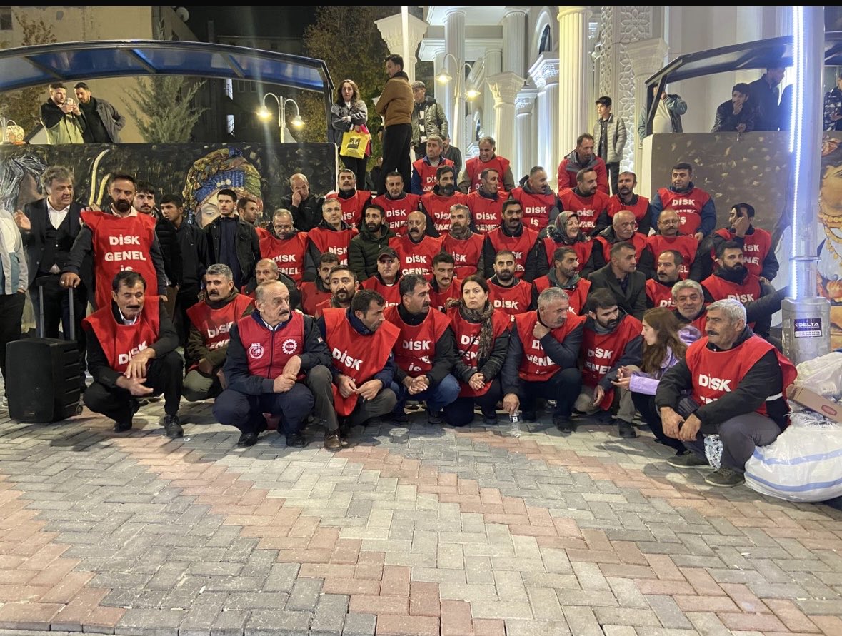 alihaydarkara's tweet photo. Van Büyükşehir Belediyesi’nde kayyumun işten attığı üyelerimiz 100 gündür sokaklarda direniyor!
Ne baskı yıldırabilir ne de sessizlik susturabilir!

Direnen işçiler yalnız değildir, 
Van’da adalet işçilerle gelecek! ✊ https://t.co/C7wabBQIHn