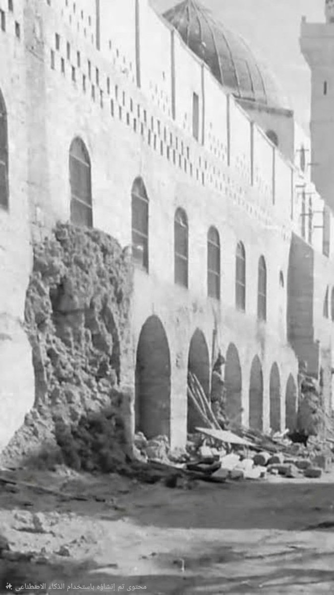 #صورة_من_التاريخ_المدني 

📜 قبل التوسعة السعودية الأولى للمسجد النبوي
أمر الملك عبدالعزيز – رحمه الله – بتشكيل لجنة من وجهاء المدينة المنورة لتقدير قيمة العقارات التي ستُزال لصالح مشروع التوسعة التاريخية.
تألفت اللجنة من:
السيد أمين مدني (رئيس البلدية)، والسيد عبدالعزيز أسعد