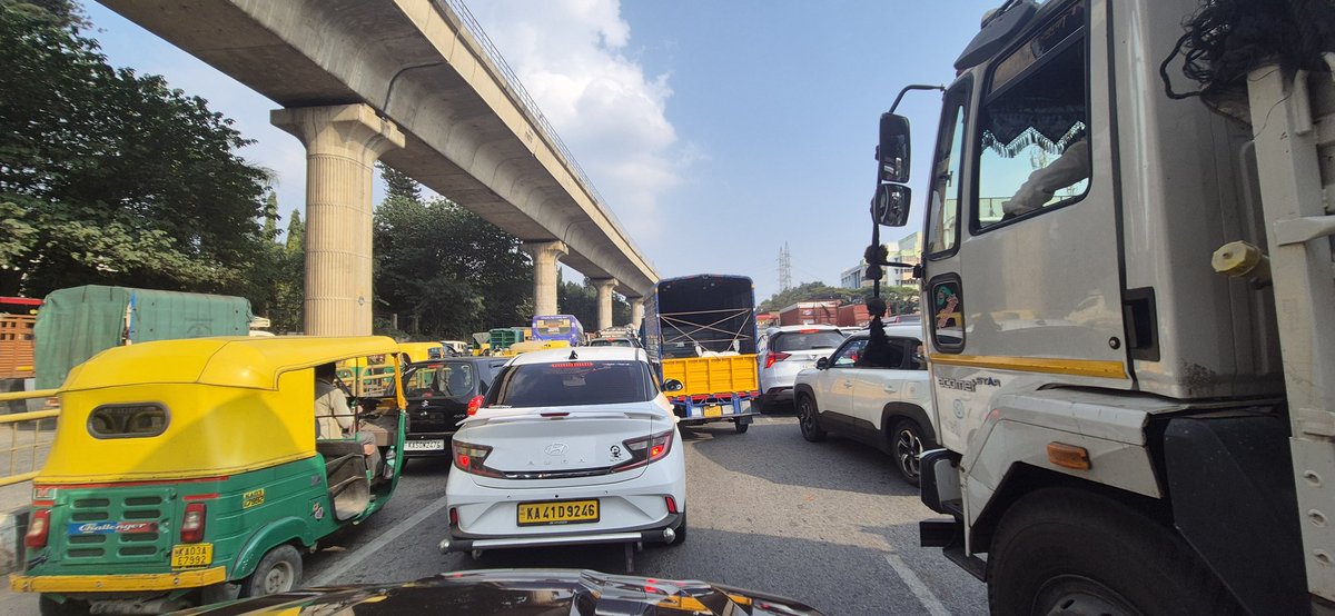 Absolute chaos on Tumkur Road entering the city at the intersection of the Ring Road 🤦