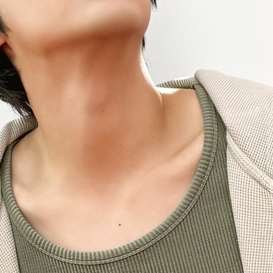 개큰 떡밥 프로모션 말고
쇄골이랑 점부터 본 사람 자수하자

네...👀