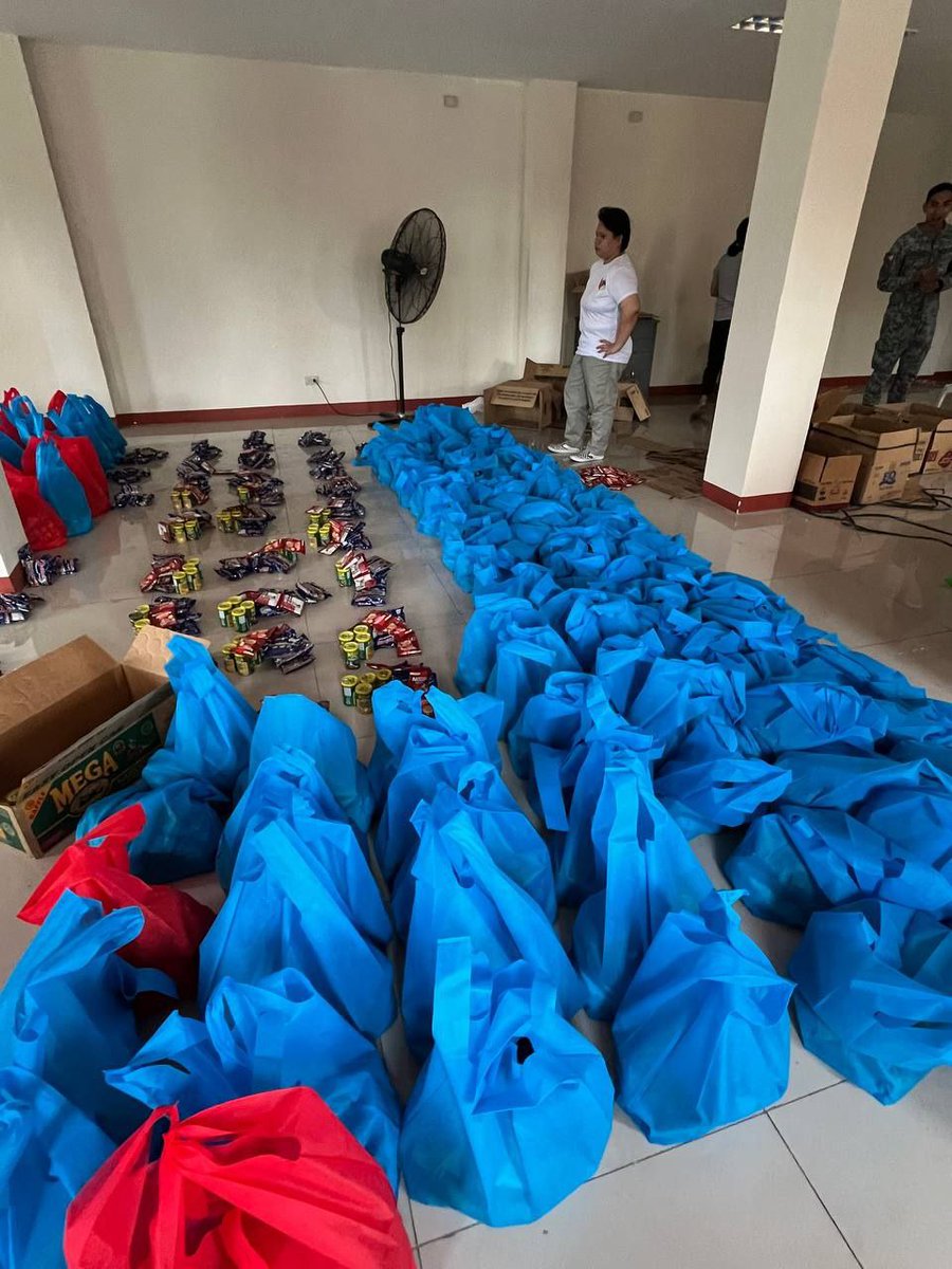 _MetaEarth_'s tweet photo. 💙 Your love and kindness have finally reached the disaster-affected people in Davao. 

Seeing the bright smiles on their faces makes every effort truly worthwhile.

🤲 Every “E” gesture you make turns into something real — rice, food, clothes, and more — reaching those in need.

Let’s keep it going!

Show your E gesture, post it under the pinned tweet, and  your love will be felt. 💫

#ShowTheEforPH #FromEtoEmergency #MetaEarth