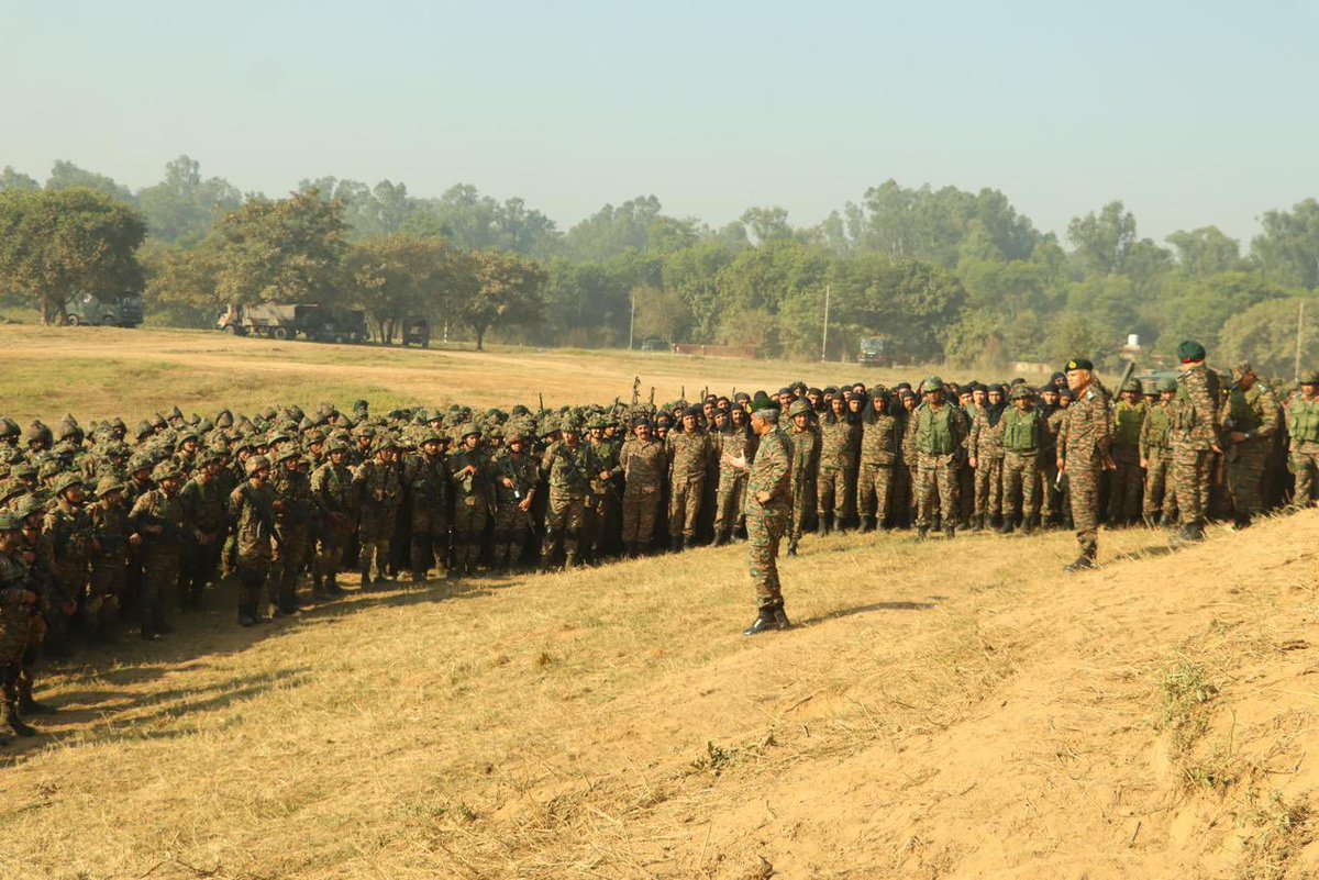 westerncomd_IA's tweet image. 🇮🇳 #StrongAndCapable
#OnPathToTransformation

सदैव मुस्तैद सदैव तैयार 🇮🇳

Lt Gen Manoj Kumar Katiyar, PVSM, UYSM, AVSM, #ArmyCommander reviewed the operational preparedness of entire Command Theatre in last two days motivating every Jawan deployed on ground. Today he visited…