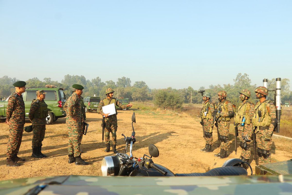westerncomd_IA's tweet image. 🇮🇳 #StrongAndCapable
#OnPathToTransformation

सदैव मुस्तैद सदैव तैयार 🇮🇳

Lt Gen Manoj Kumar Katiyar, PVSM, UYSM, AVSM, #ArmyCommander reviewed the operational preparedness of entire Command Theatre in last two days motivating every Jawan deployed on ground. Today he visited…