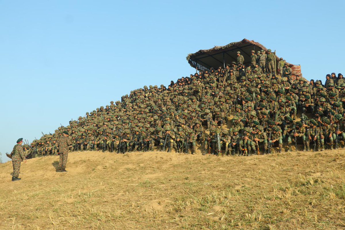 westerncomd_IA's tweet image. 🇮🇳 #StrongAndCapable
#OnPathToTransformation

सदैव मुस्तैद सदैव तैयार 🇮🇳

Lt Gen Manoj Kumar Katiyar, PVSM, UYSM, AVSM, #ArmyCommander reviewed the operational preparedness of entire Command Theatre in last two days motivating every Jawan deployed on ground. Today he visited…