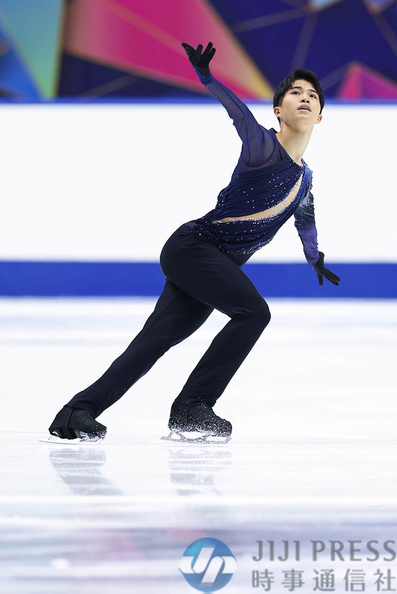jiji_shashinbu's tweet photo. フィギュアスケートのグランプリ（ＧＰ）シリーズ第４戦のＮＨＫ杯。男子フリーで演技する垣内珀琉選手です。

#NHK杯フィギュア  #垣内珀琉 https://t.co/AjVPHzimrj