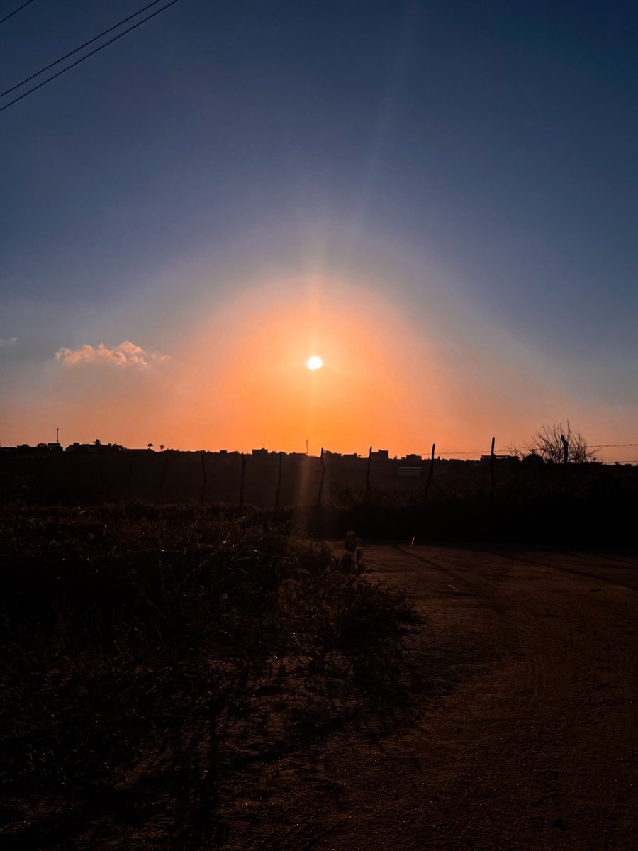 kyllercg's tweet image. A coroa flamejante do sol perfura o silêncio crepuscular, uma maravilha fugaz que desperta uma dor profunda e cósmica pela palma silenciosa das estrelas.
#Araruna #ArarunaSky #CosmicWonder #EclipseMoment #Landscape #SolarEclipse #SolarRing #Sunset