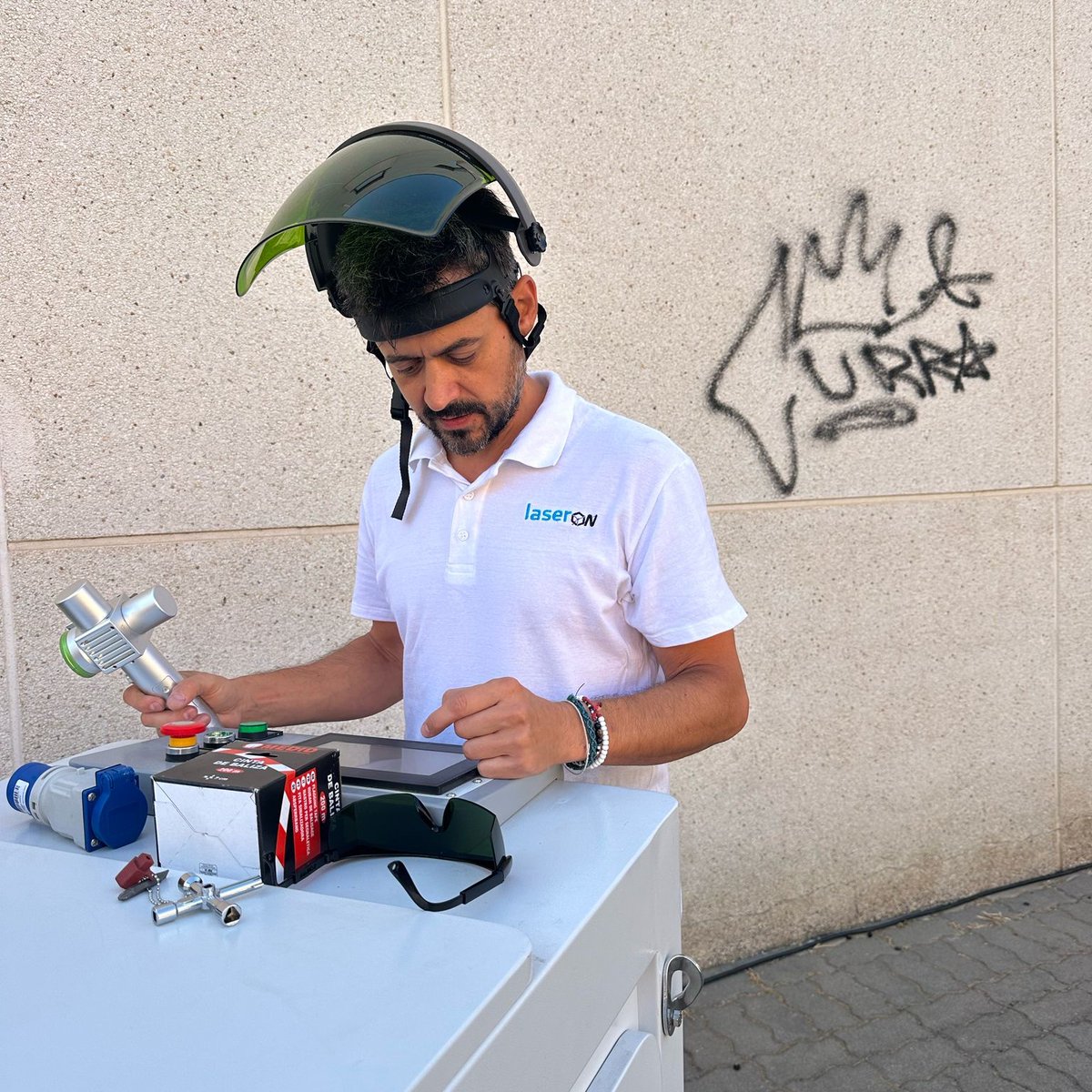 Descubre a Francisco Aguilar Nieto 💪, que está innovando desde Sevilla en el desarrollo y uso de láser aplicado a la limpieza de instalaciones, edificios y monumentos, con resultados muy positivos. 🏛️Incluida la Catedral hispalense. Para impulsar su empresa Laseron ha contado