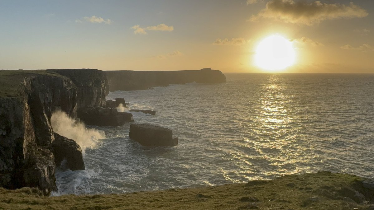 TheCottam's tweet photo. A run to the sea and back this morning. Being back home in #Pembrokeshire is the best place when I need a ctrl+alt+delete . What an amazing place https://t.co/TYCzyAk1cn