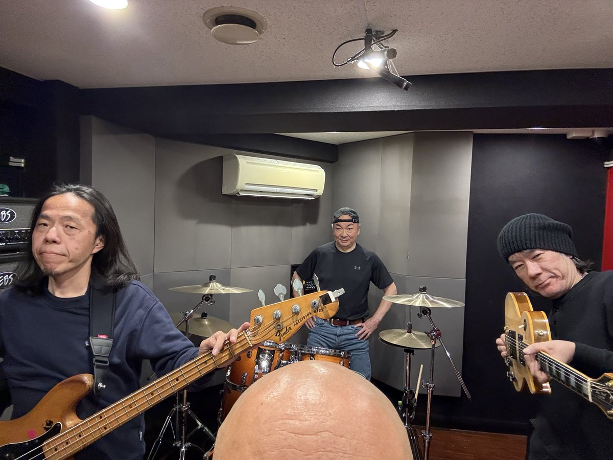 kochocoball's tweet photo. 今日は
Vandenberg’s Moonkingsをやるバンド
TAKE-KINGSのリハでした〜

来年1/31のライブに向けて煮詰めてます💪

#Vandenberg
#Moonkings https://t.co/a3Zoyfb8q2