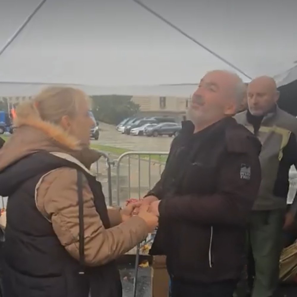 Susret Dijane Hrke i Milovana Milojevića.
Šta da napišem kad' slika ima hiljadu reči 😥