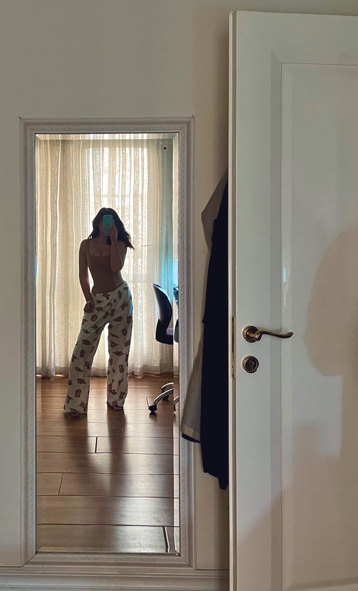 chesheema's tweet image. خدا بیامرزه اونی که پیژامه رو دوخت🕯️🤝🏻