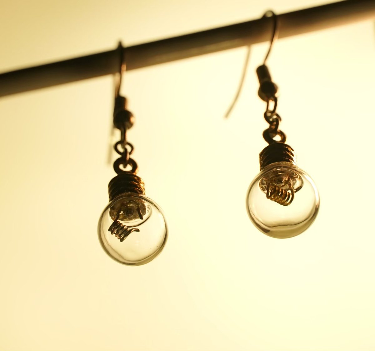 FictiF_handmade's tweet photo. 【💡新装開店💡】
演劇にまつわる作品をつくって、
下北沢の素今歩というお店で販売しています。

箱の内装をリニューアルしました✨
木材とコルクと金具がベースの、温かみのある内装です。
是非たくさんの人に見て頂きたいです☀

#ハンドメイドアクセサリー 
#ハンドメイド好きな人と繋がりたい https://t.co/5zPlFVa1oI