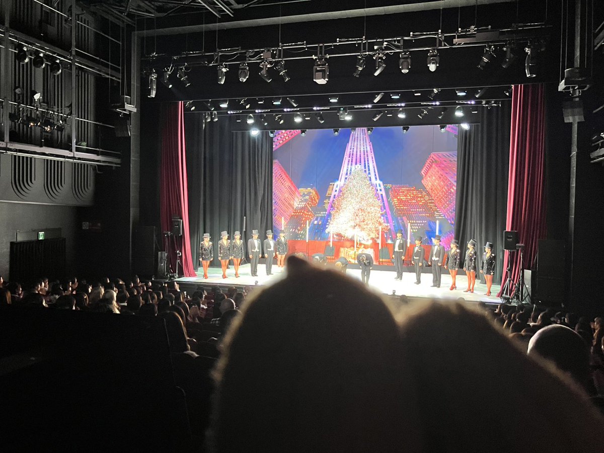 plusastage's tweet image. 🎊本日開幕🦥🎊
#THEGIFT🎁

無事に初日の幕があがったぷら🎉
スタンディングオベーションもいただいて、ぼくも大拍手っ！！
キャストのみんなの笑顔と、劇場から出てくるお客さまの笑顔に、ぼくのこころがぽかぽかになったぷら。
ここから21日まで東京公演をいっしょに走り抜けるぷらっ🐾🌟