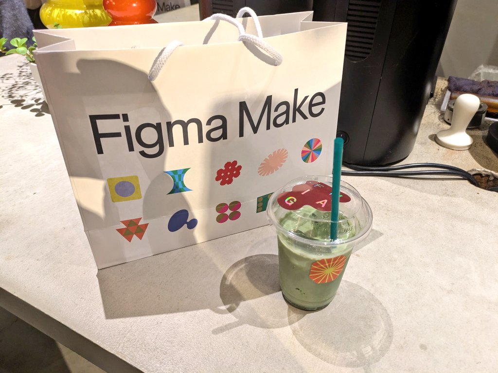 nakashima_38's tweet photo. 本日はFigmaMakeCafeへ行ってきました✨️
抹茶ラテを飲みながら、セッションを立ち見しました。
店内の装飾やドリンク提供時のカップ等、いろんなところにFigma感を詰め込んでるなぁって感じました。
ノベルティ大切に使います!(帽子とTシャツって豪華すぎません!?)
#FigmaMakeCafe
#Figma https://t.co/gPCn239cVP