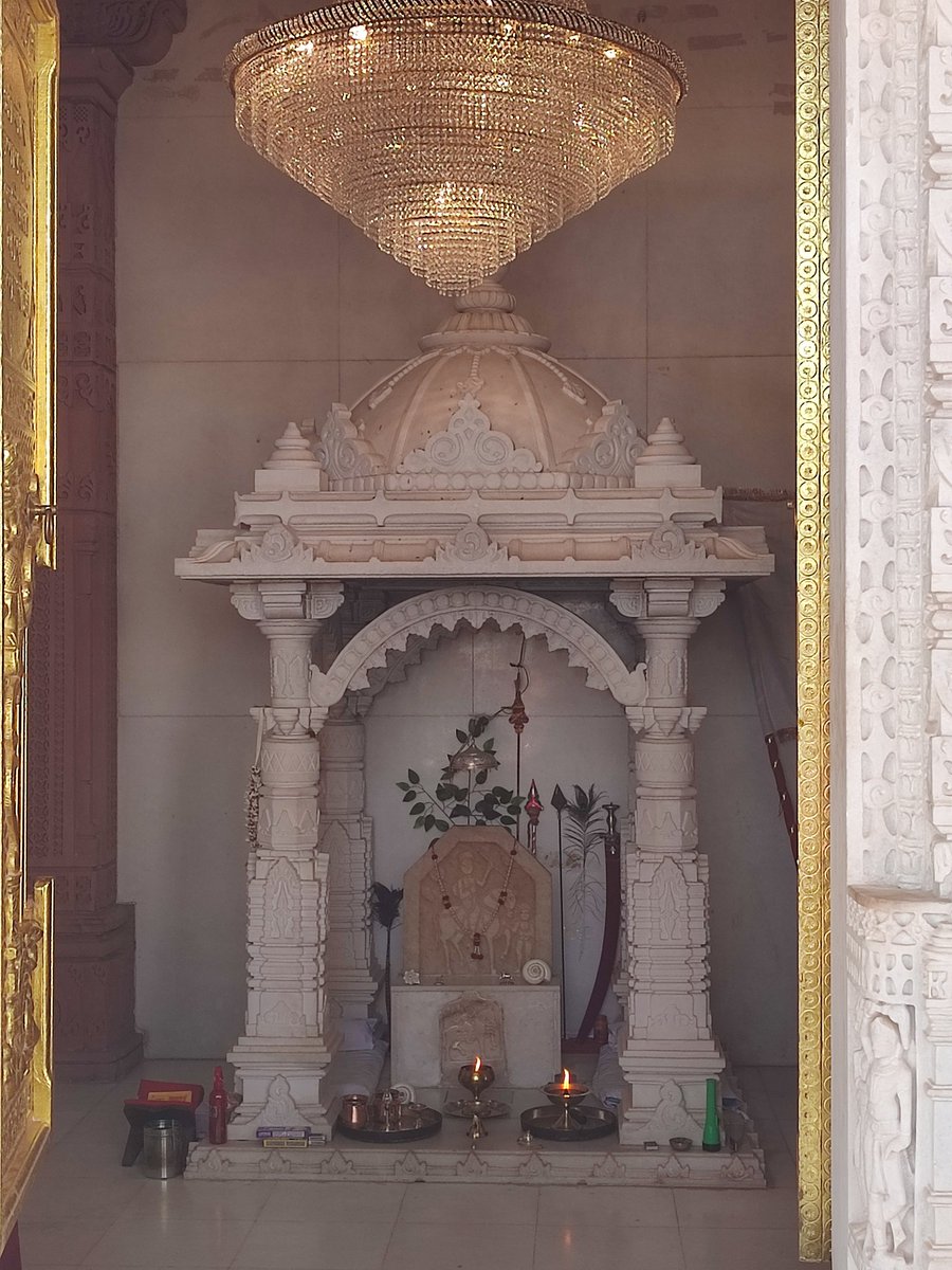 vishaljakhar4u's tweet image. आज श्री वीर बिग्गा जी महाराज धाम, बिग्गा (श्री डूंगरगढ़, बीकानेर) पहुँचकर अपने कुलदेवता दादा श्री वीर बिग्गा जी महाराज के पावन दरबार में दर्शन व आशीर्वाद प्राप्त करने का सौभाग्य मिला। 🙏🌸

जय श्री वीर बिग्गा जी महाराज 🙏🚩