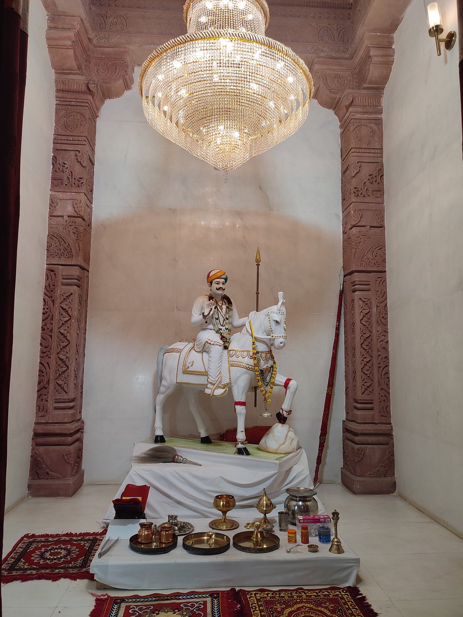 vishaljakhar4u's tweet image. आज श्री वीर बिग्गा जी महाराज धाम, बिग्गा (श्री डूंगरगढ़, बीकानेर) पहुँचकर अपने कुलदेवता दादा श्री वीर बिग्गा जी महाराज के पावन दरबार में दर्शन व आशीर्वाद प्राप्त करने का सौभाग्य मिला। 🙏🌸

जय श्री वीर बिग्गा जी महाराज 🙏🚩