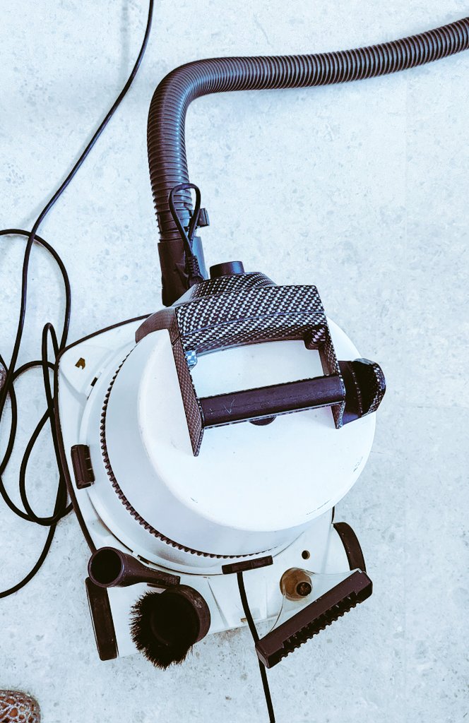 Ээж аавын хүмүүжлээр, зүгээр битгий суу, юм хий юм хий гэсээр байгаад амарч ч чаддаггүй хүн болоод төлөвшчихсөн :(
Бараг хобби нь гэр цэвэрлэх болтол л олсон хүмүүжил :(

Хүүхэд ээ ажилд сургаж болох ч яг тэрэн шигээ амрах цагтаа гоё сайхан амарч чаддаг болгож л хүмүүжүүлээрэй.